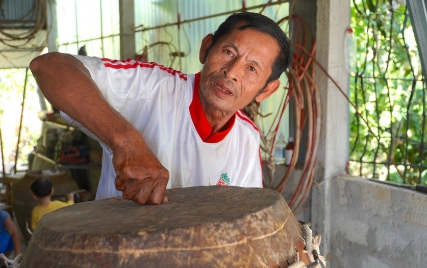 “Âm thanh của trống mỗi chiếc cho ra âm khác nhau. Như trống lân, phải giòn giã, trống hội thúc giục còn trống chầu phải trầm bổng, êm ái. Để làm được trống đạt chất lượng về âm thanh, mẫu mã đẹp, đòi hỏi người thợ phải có tay nghề, đôi tai phân âm chuẩn”, ông Bùi Văn Tráng (67 tuổi) cho hay.