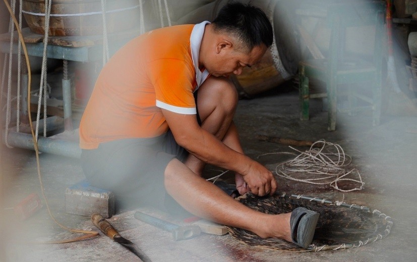 Anh Bùi Văn Đồng (41 tuổi) đang cần mẫn với công đoạn khâu múi nối giữa tấm da bò đã phơi khô, cạo sạch.