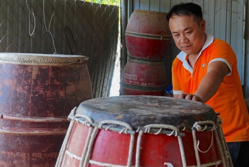 Gia đình ba đời theo nghề làm trống, anh Đồng được đánh giá là người trẻ mà khéo tay ở làng. Trống được anh làm quanh năm, hết làm trống mới đến thay da trống cũ cho khách hàng.
