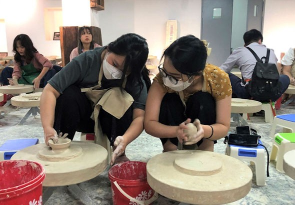 Hoạt động nặn gốm cũng được rất nhiều du khách thích thú và muốn trải nghiệm tại Bát Tràng. Hoạt động nặn gốm cũng được rất nhiều du khách thích thú và muốn trải nghiệm tại Bát Tràng.