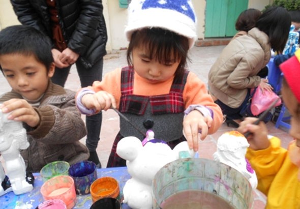 Các bạn nhỏ rất hứng thú tô tượng. Các bạn nhỏ rất hứng thú tô tượng.