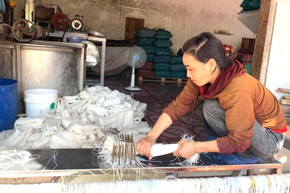 Một vài công đoạn trong quá trình sản xuất miến tại làng nghề miến Chi Lăng  thuộc phường Khánh Xuân, thành phố Buôn Ma Thuột