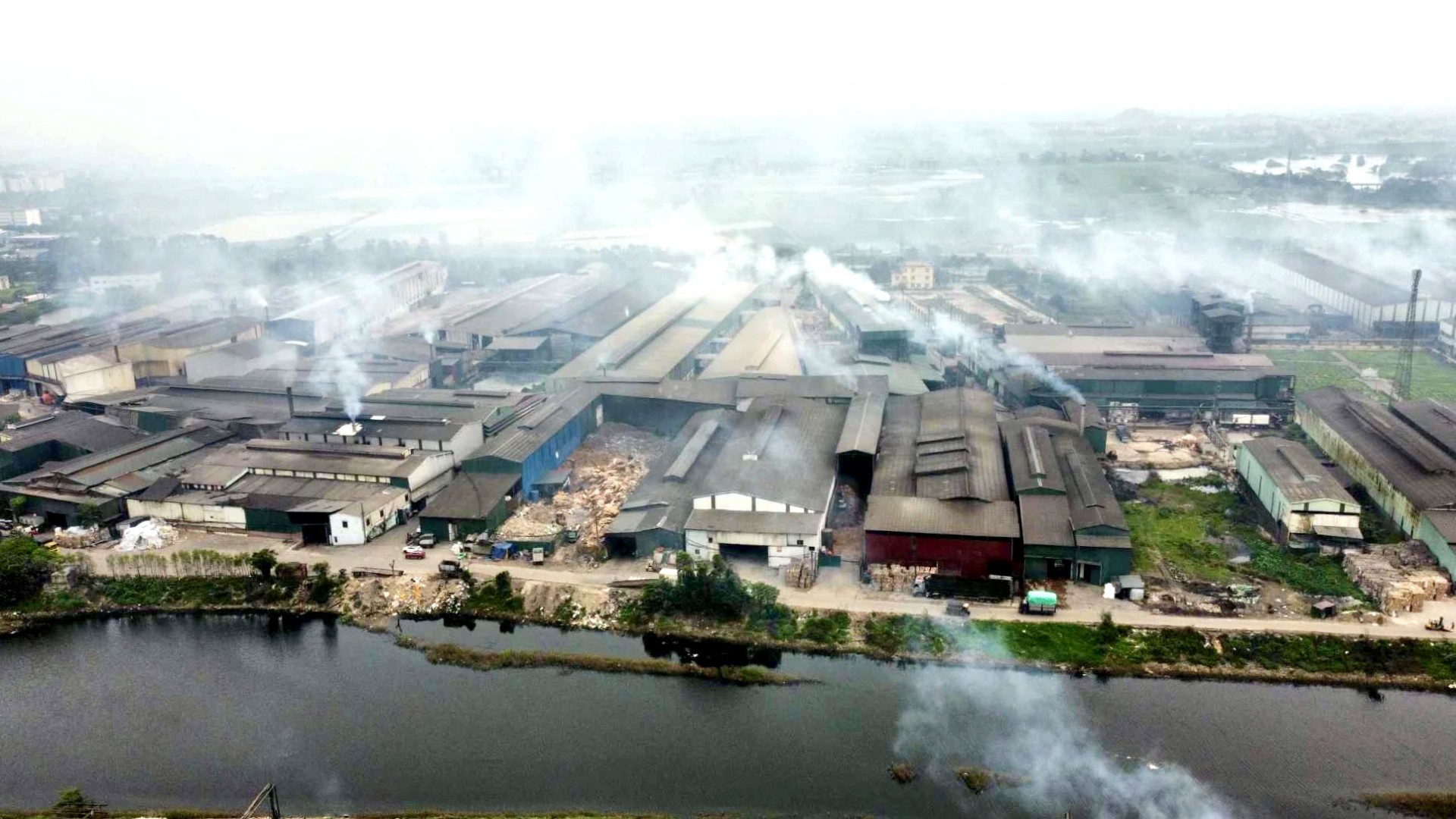 Làng nghề giấy Phong Khê, thành phố Bắc Ninh hiện có hơn 300 cơ sở sản xuất, chủ yếu sản xuất các loại giấy vệ sinh, giấy kraft, giấy vàng mã...