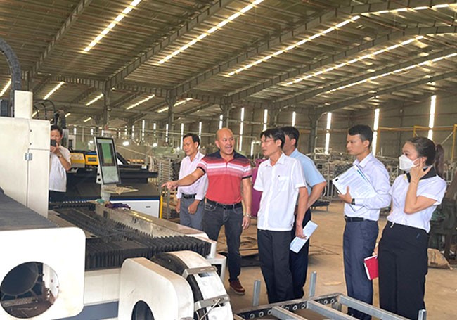 Trung tâm Khuyến công và Xúc tiến thương mại Bình Định kiểm tra hệ thống máy móc mới đầu tư tại Công ty TNHH MTV Sản xuất & Thương mại Gia Khang. Trung tâm Khuyến công và Xúc tiến thương mại Bình Định kiểm tra hệ thống máy móc mới đầu tư tại Công ty TNHH MTV Sản xuất & Thương mại Gia Khang.