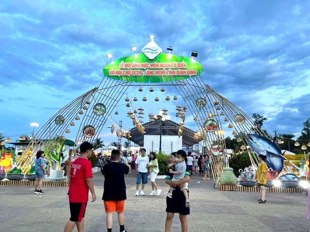 Khai mạc Lễ hội ẩm thực Món ngon từ biển và hội chợ OCOP, làng nghề tỉnh Bình Định năm 2024