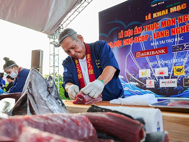 Chuyên gia người Nhật đến từ Công ty TNHH Mãi Tín Bình Định biểu diễn phi lê cá ngừ đại dương tại Lễ hội ẩm thực.