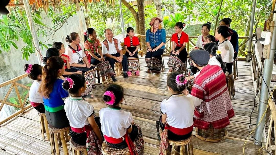 Bà Xanh đang truyền dạy làn điệu dân ca dân tộc Thái với các ông bà, các em học sinh,để bảo tồn và phát huy văn hóa dân tộc Thái.  Bà Xanh đang truyền dạy làn điệu dân ca dân tộc Thái với các ông bà, các em học sinh,để bảo tồn và phát huy văn hóa dân tộc Thái.