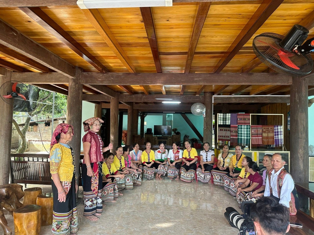 Truyền dạy hát lăm, hát nhuôn, múa lăm vông, nhảy sạp... cho người dân địa phương Truyền dạy hát lăm, hát nhuôn, múa lăm vông, nhảy sạp... cho người dân địa phương