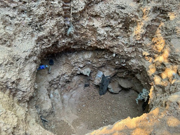 Cửa hầm nơi phát hiện hài cốt của hai chiến sỹ hy sinh tại cửa hầm địa đạo Cửa hầm nơi phát hiện hài cốt của hai chiến sỹ hy sinh tại cửa hầm địa đạo