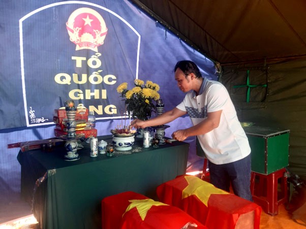 Thắp nén tâm hương thành kính hai chiến sỹ hy sinh tại cửa hầm địa đạo Thắp nén tâm hương thành kính hai chiến sỹ hy sinh tại cửa hầm địa đạo