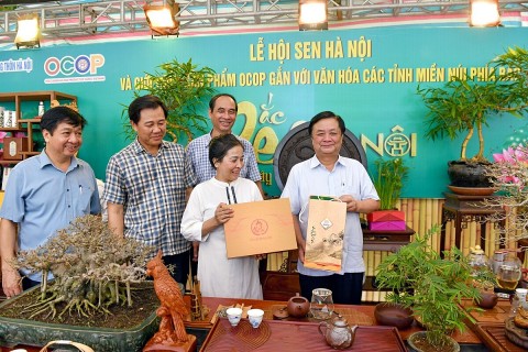 Lễ hội Sen Hà Nội để lại nhiều dấu ấn với du khách
