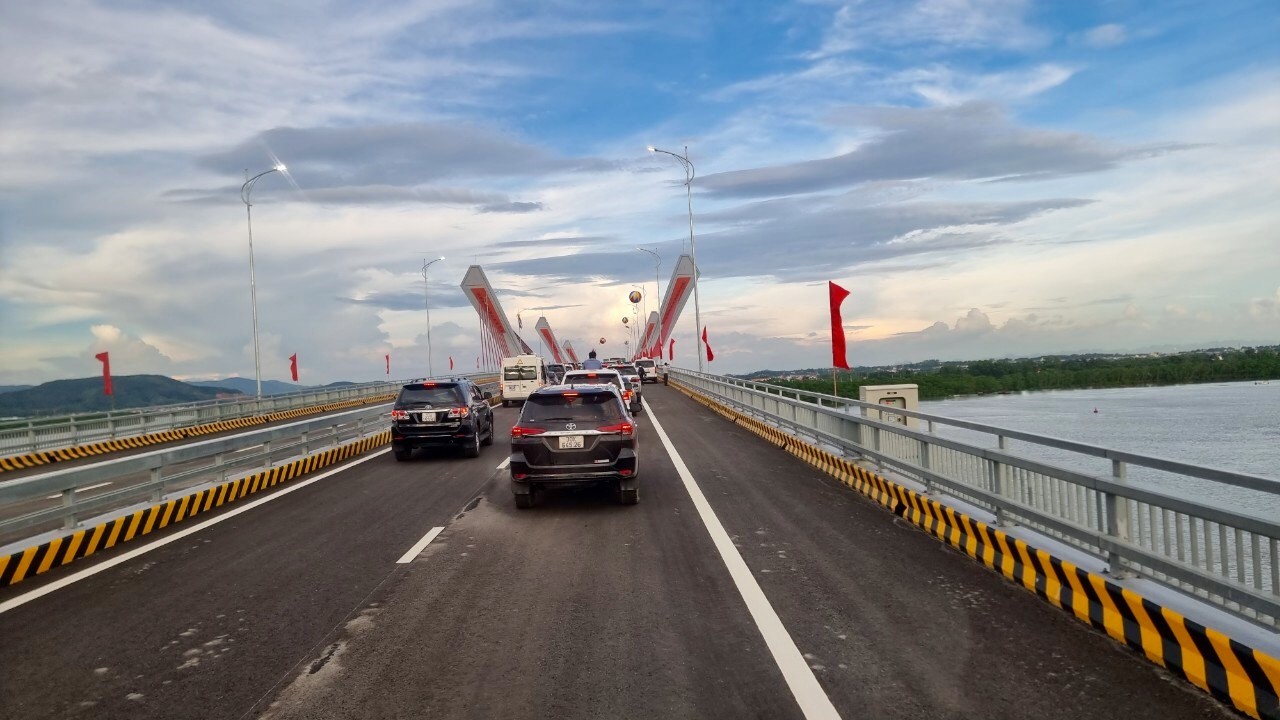 UBND TP Hải Phòng tổ chức lễ thông xe cầu Bến Rừng nối Hải Phòng với Quảng Ninh. Chủ tịch Quốc hội Trần Thanh Mẫn đã tới dự và cắt băng thông xe UBND TP Hải Phòng tổ chức lễ thông xe cầu Bến Rừng nối Hải Phòng với Quảng Ninh. Chủ tịch Quốc hội Trần Thanh Mẫn đã tới dự và cắt băng thông xe