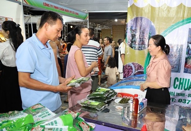 Gian hàng giới thiệu đặc sản nem chua Thanh Hoá.