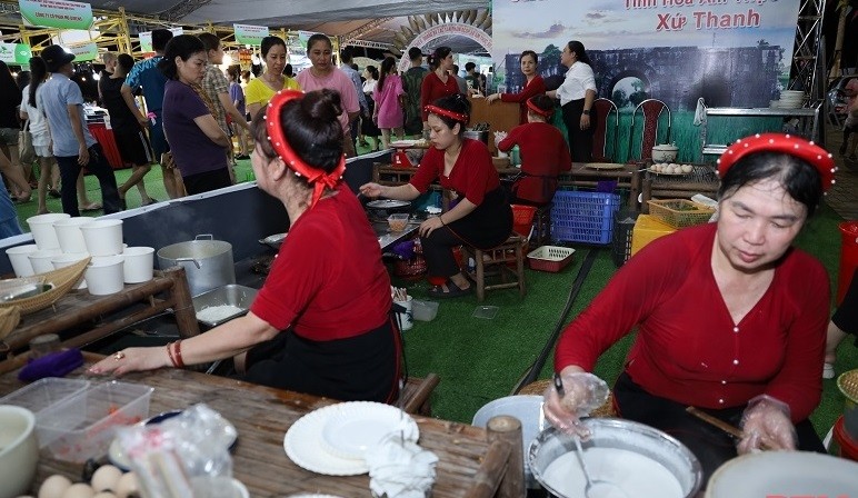 Gian hàng chợ quê do Công ty CP Dạ Lan thực hiện.