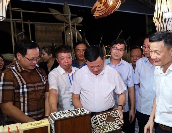 Đồng chí Nguyễn Văn Thi, Ủy viên Ban Thường vụ Tỉnh ủy, Phó Chủ tịch Thường trực UBND tỉnh và các đại biểu tham quan gian hàng OCOP của TP Sầm Sơn.