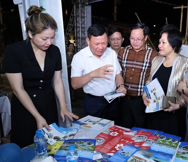 Các đại biểu tham quan gian hàng quảng bá du lịch Thanh Hoá.