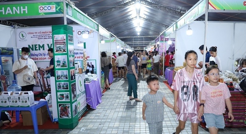 Chợ trưng bày, giới thiệu, quảng bá các sản phẩm OCOP và ẩm thực xứ Thanh năm 2024 có quy mô hơn 100 gian hàng.