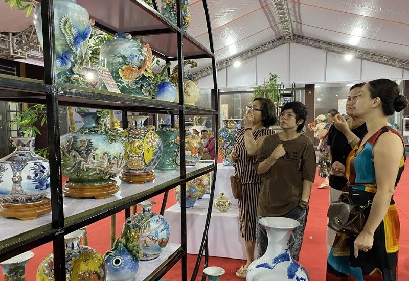 Cùng với việc đổi mới công nghệ, đưa sản phẩm làng nghề giới thiệu trên các sàn thương mại điện tử không chỉ giúp quảng bá, giới thiệu sản phẩm rộng rãi mà còn tăng thu nhập cho các nghệ nhân, cơ sở sản xuất.