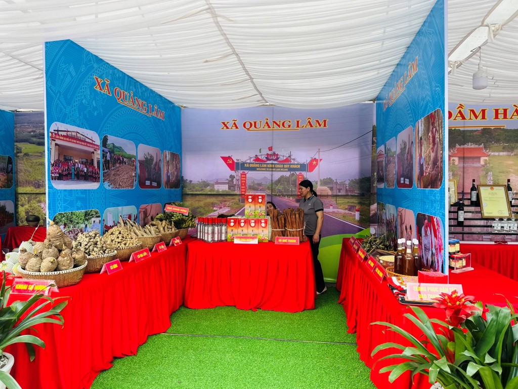 Gian hàng OCOP của hội viên phụ nữ xã Quảng Lâm tại Hội chợ OCOP huyện Đầm Hà (Tháng 2/2024).