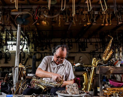 Ông Nguyễn Văn Cường (65 tuổi, làng Phạm Pháo, Hải Minh, huyện Hải Hậu, tỉnh Nam Định) là thế hệ thứ 2 trong gia đình làm nghề kèn đồng.