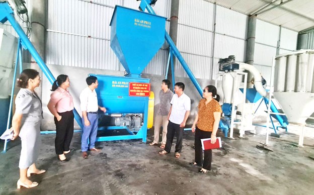 Hợp tác xã sông trong ao Hải Đăng ứng dụng máy móc thiết bị tiên tiến vào sản xuất thức ăn chăn nuôi từ nguồn kinh phí khuyến công địa phương. Hợp tác xã sông trong ao Hải Đăng ứng dụng máy móc thiết bị tiên tiến vào sản xuất thức ăn chăn nuôi từ nguồn kinh phí khuyến công địa phương.