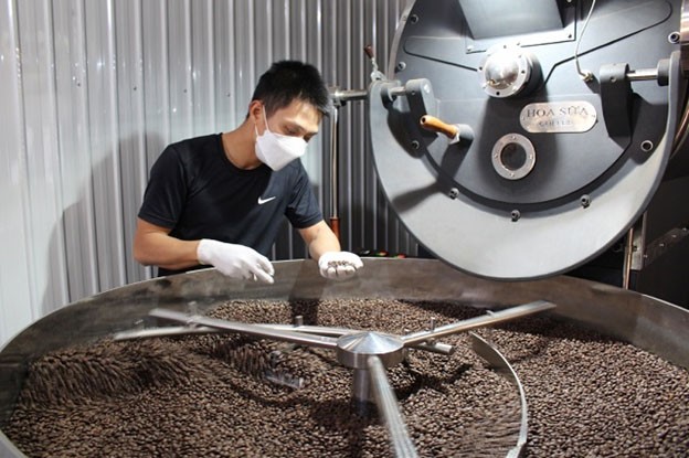 Hộ kinh doanh Nguyễn Đình Vạn (xã Cư Né) được hỗ trợ kinh phí từ nguồn khuyến công địa phương để lắp đặt hệ thống máy rang cà phê.