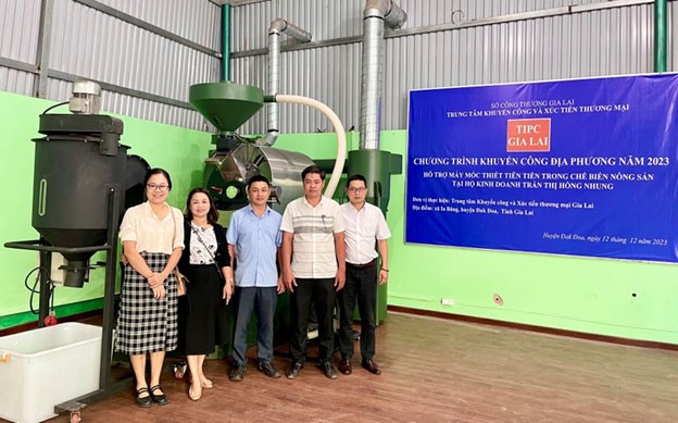 Việc ứng dụng máy móc thiết bị tiên tiến trong chế biến nông sản sẽ hỗ trợ hộ kinh doanh nâng cao các tiêu chuẩn chất lượng cho sản phẩm. Việc ứng dụng máy móc thiết bị tiên tiến trong chế biến nông sản sẽ hỗ trợ hộ kinh doanh nâng cao các tiêu chuẩn chất lượng cho sản phẩm.