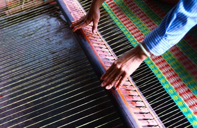 Bàn tay khéo léo của người phụ nữ ở làng nghề dệt chiếu truyền thống Ngan Dừa đang khéo léo phối hợp chuồi từng sợi lác vào chiếc go rồi dập xuống nhịp nhàng.