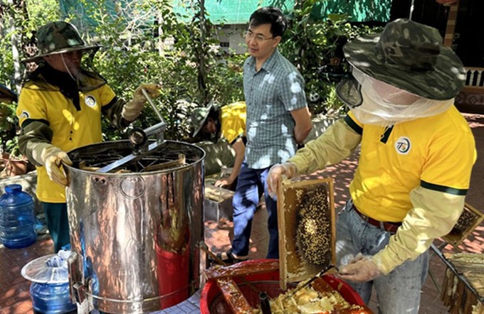 Theo dõi quy trình sản xuất mật ong tại cơ sở hộ gia đình Thức Dung, ở thôn Chế Biến, xã Sơn Kim 2.ở thôn Chế Biến, xã Sơn Kim