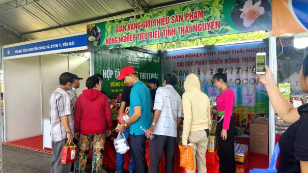 Du khách và người dân địa phương tham quan gian hàng của Chi cục Phát triển nông thôn  tỉnh Thái Nguyên.