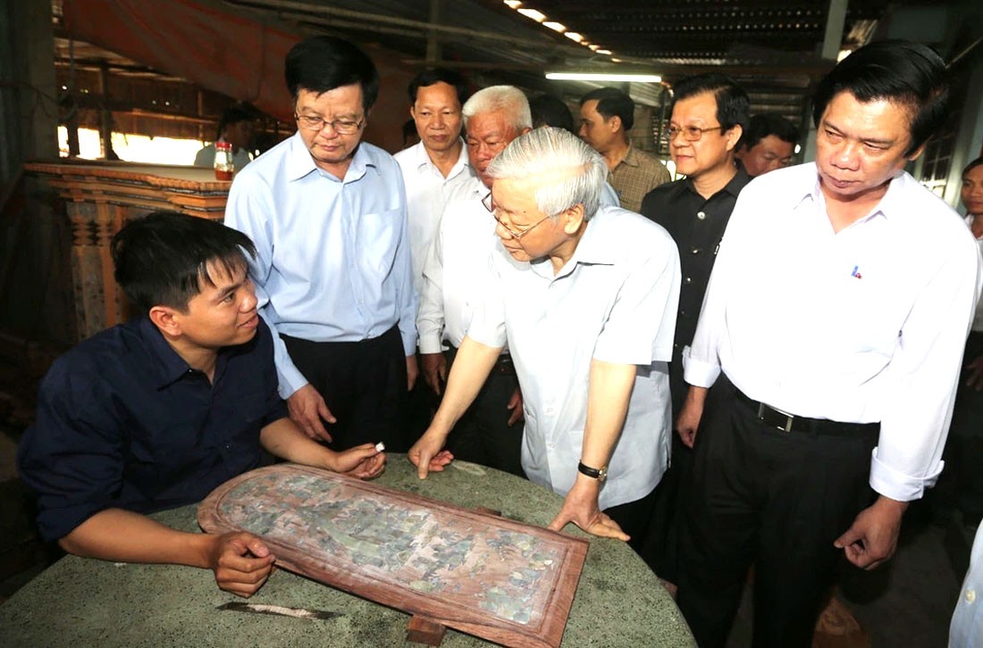 Tổng bí thư Nguyễn Phú Trọng động viên công nhân làng nghề sản xuất gỗ truyền thống Gò Công, huyện Gò Công Đông, tỉnh Tiền Giang, vào tháng 3 - 2016