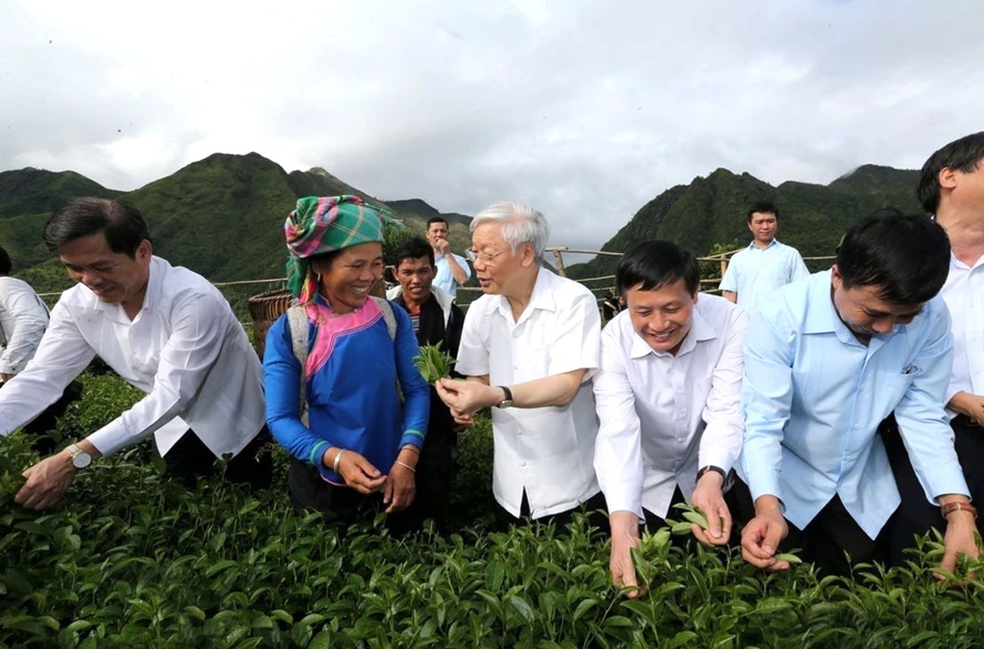 Tổng bí thư Nguyễn Phú Trọng thăm mô hình thâm canh VietGap ở bản Cốc Phát, xã nông thôn mới Bản Bo, huyện Cam Đường, tỉnh Lai Châu 14-7-2016