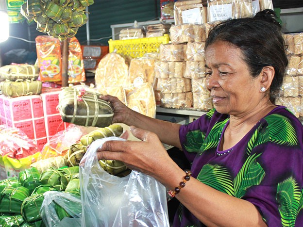 Bà Nguyễn Thị Thân, tiểu thương chợ Thái Bình (P.Tân Hòa) có gần 60 năm kinh doanh các món đặc sản của những làng nghề ẩm thực truyền thống của TP.Biên Hòa Bà Nguyễn Thị Thân, tiểu thương chợ Thái Bình (P.Tân Hòa) có gần 60 năm kinh doanh các món đặc sản của những làng nghề ẩm thực truyền thống của TP.Biên Hòa