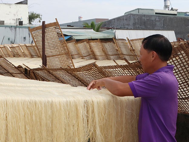 Phơi miến của làng nghề truyền thống làm miến Bắc ở P.Tân Biên Phơi miến của làng nghề truyền thống làm miến Bắc ở P.Tân Biên