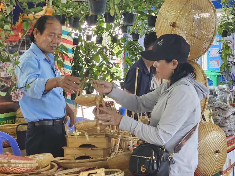 Hơn 1.000 sản phẩm OCOP tham gia Hội chợ Xúc tiến thương mại cho khu vực kinh tế tập thể, HTX năm 2024 Hơn 1.000 sản phẩm OCOP tham gia Hội chợ Xúc tiến thương mại cho khu vực kinh tế tập thể, HTX năm 2024