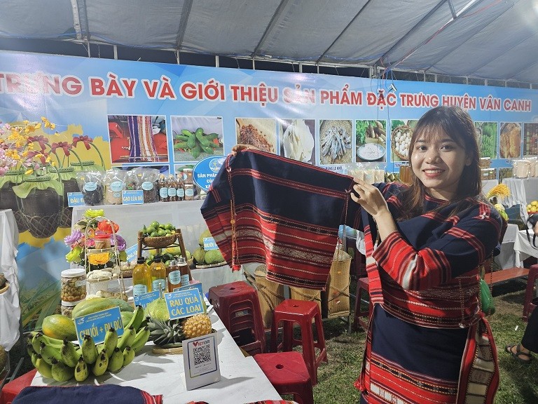 Bình Định: Duyên dáng sắc màu vải thổ cẩm Hà Văn Trên