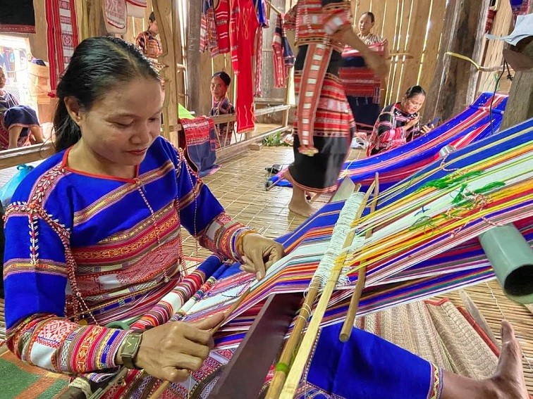 Bình Định: Duyên dáng sắc màu vải thổ cẩm Hà Văn Trên