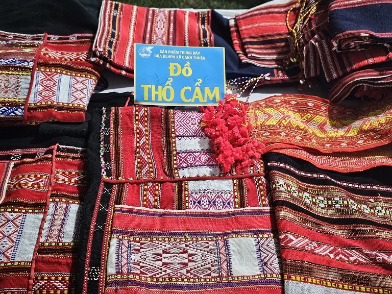 Bình Định: Duyên dáng sắc màu vải thổ cẩm Hà Văn Trên