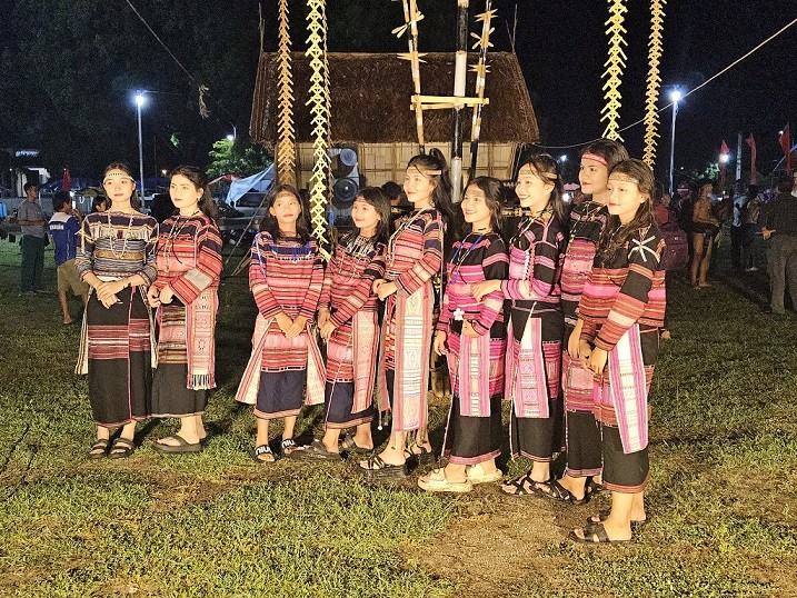 Bình Định: Duyên dáng sắc màu vải thổ cẩm Hà Văn Trên