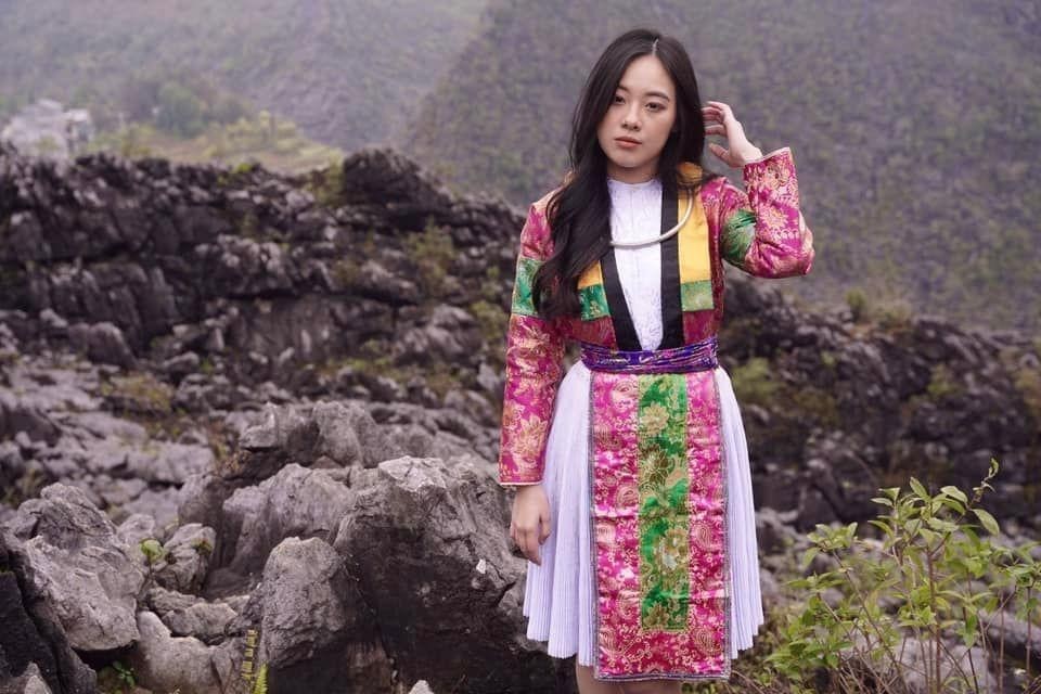 Một bộ trang phục váy của phụ nữ Mông trắng trên vùng Cao nguyên đá Đồng Văn Hà Giang. Một bộ trang phục váy của phụ nữ Mông trắng trên vùng Cao nguyên đá Đồng Văn Hà Giang.