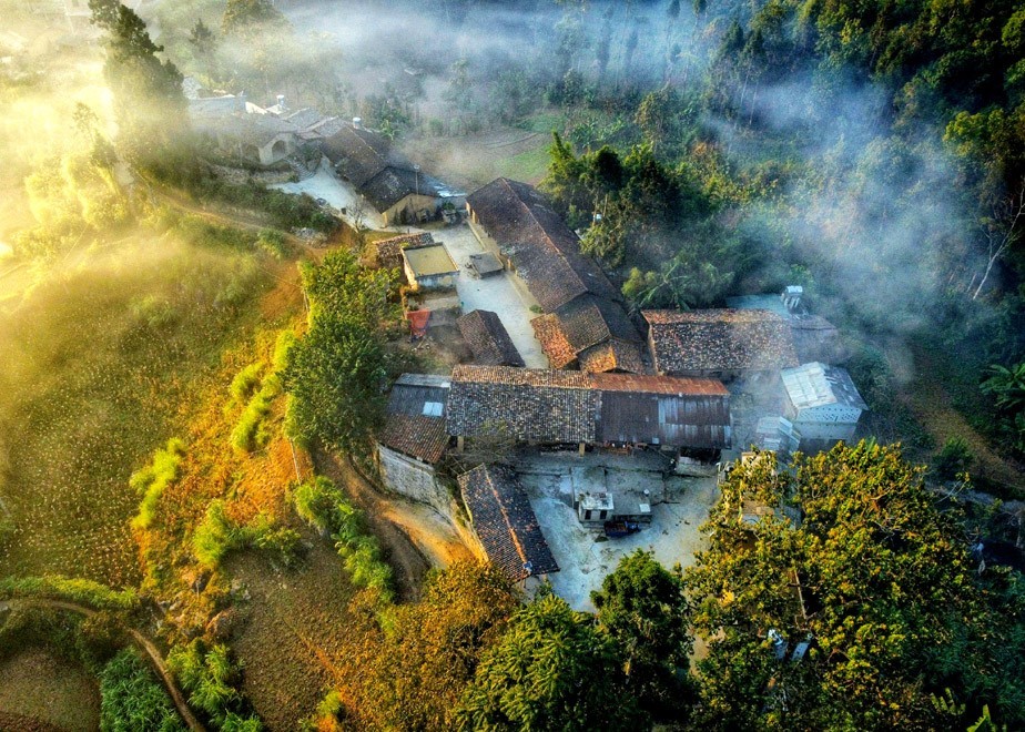 Nhìn từ trên cao làng Thèn Pả đẹp tựa tranh vẽ Nhìn từ trên cao làng Thèn Pả đẹp tựa tranh vẽ