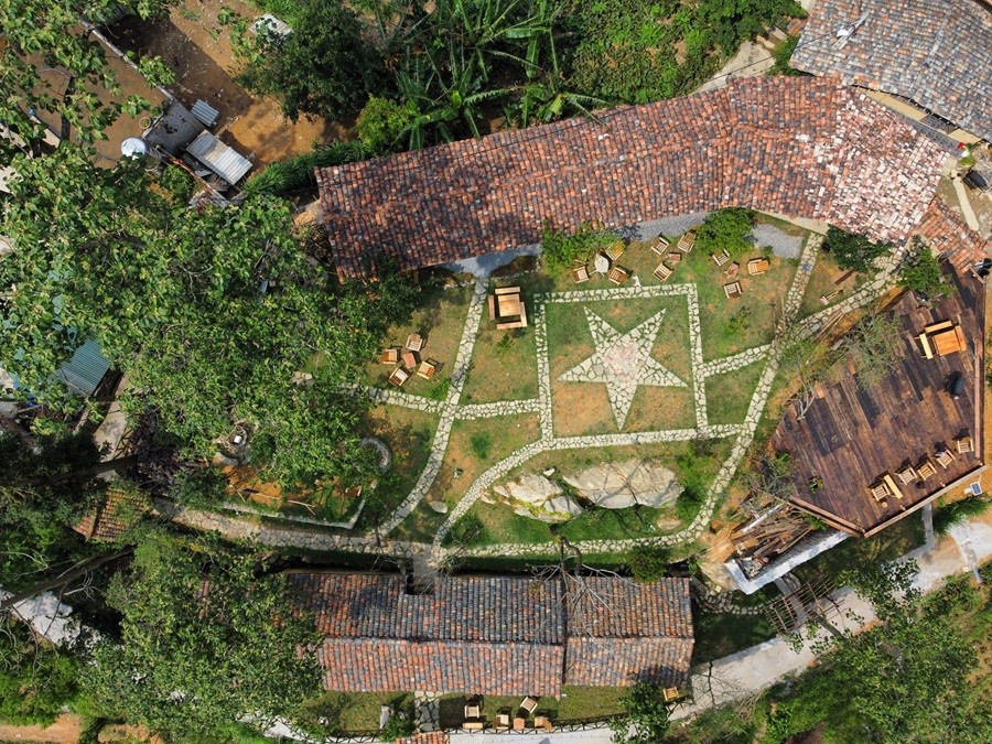 Làng Thèn Pả được xây dựng trong một ngôi làng có 11 hộ dân người Mông là anh em trong đại gia đình họ Vàng Làng Thèn Pả được xây dựng trong một ngôi làng có 11 hộ dân người Mông là anh em trong đại gia đình họ Vàng