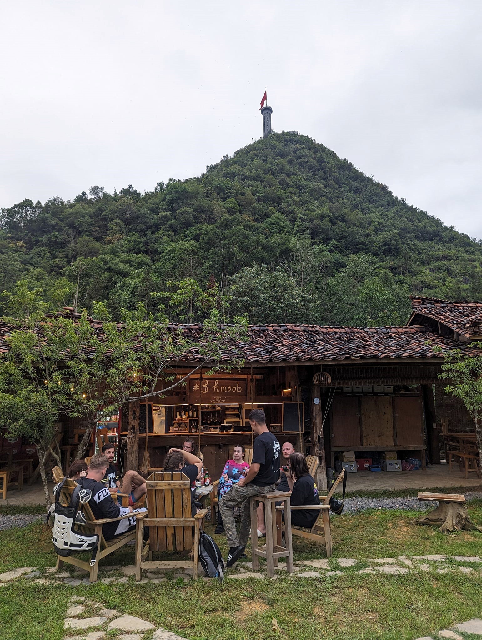 Khách du lịch tại Thèn Pả Khách du lịch tại Thèn Pả