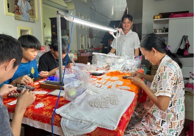 Ông Long đang dạy nghề cho người dân tại xã Thuận Thành