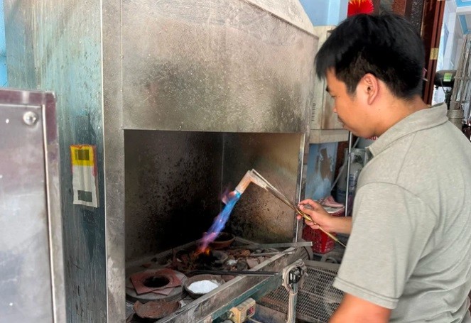 Một công đoạn của thợ tạo khuôn vàng