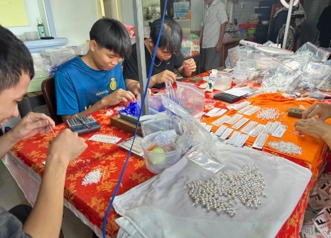 Người thợ phải thật cẩn thận, kiên trì, đặc biệt phải có đôi bàn tay khéo léo và sự sáng tạo, cần mẫn mới có thể tạo ra một sản phẩm đẹp mắt, có giá trị thẩm mỹ