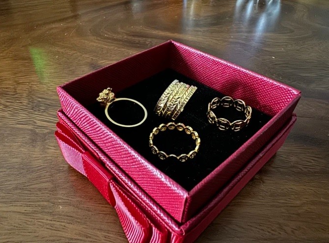 Nhiều sản phẩm vàng được người thợ tại làng Bình Yên chế tác từ phương pháp thủ công kết hợp máy móc hiện đại