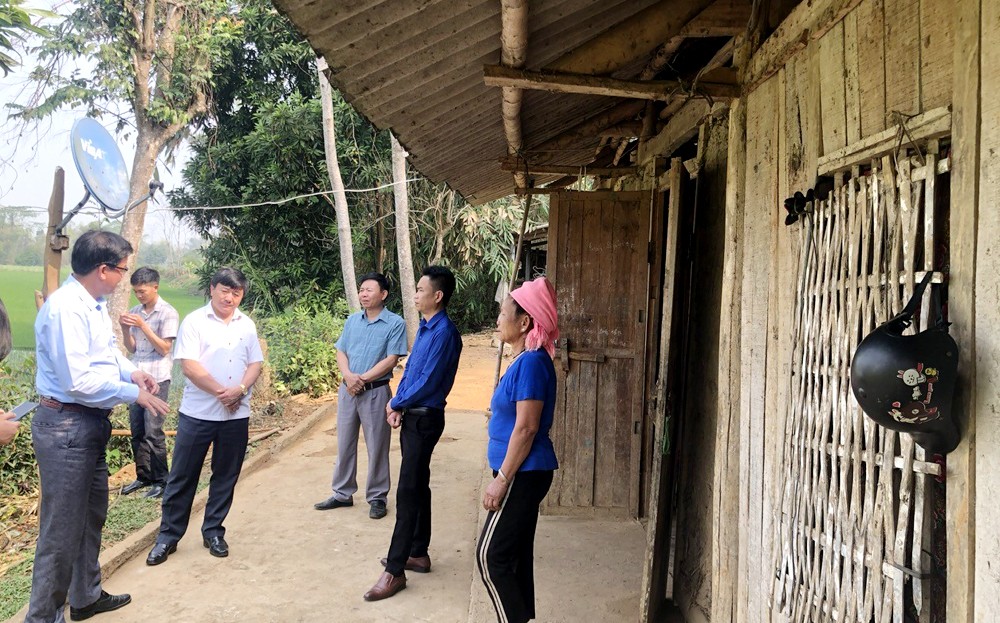 Lãnh đạo MTTQ tỉnh và MTTQ thị xã Nghĩa Lộ khảo sát Lãnh đạo và các đoàn thể chính trị xã hội xã Thạch Lương tham gia cùng nhân dân thôn Nậm Tăng mở tuyến đường với chiều dài 400 m giúp người dân đi lại thuận lợi. để hỗ trợ xây dựng nhà ở cho hộ nghèo ở xã Thạch Lương. Lãnh đạo MTTQ tỉnh và MTTQ thị xã Nghĩa Lộ khảo sát Lãnh đạo và các đoàn thể chính trị xã hội xã Thạch Lương tham gia cùng nhân dân thôn Nậm Tăng mở tuyến đường với chiều dài 400 m giúp người dân đi lại thuận lợi. để hỗ trợ xây dựng nhà ở cho hộ nghèo ở xã Thạch Lương.