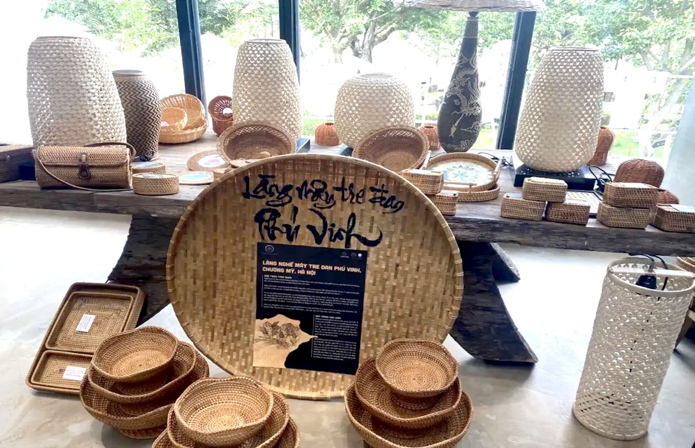 Một số sản phẩm mây tre đan của làng nghề Phú Vinh. Một số sản phẩm mây tre đan của làng nghề Phú Vinh.