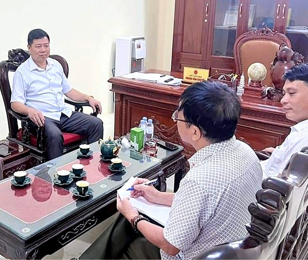 Ông Hoàng Văn Chuyển, Chủ tịch và ông Bạch Quang Nho, PCT- UBND xã Ba Trại với phóng viên Ông Hoàng Văn Chuyển, Chủ tịch và ông Bạch Quang Nho, PCT- UBND xã Ba Trại với phóng viên